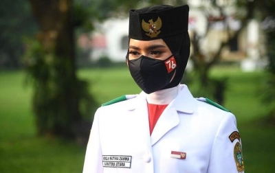 Gubsu Bangga Putri Sumut Jadi Pembawa Baki Bendera Pusaka