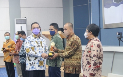Anies Serahkan Anugerah Jurnalistik Mohammad Husni Thamrin