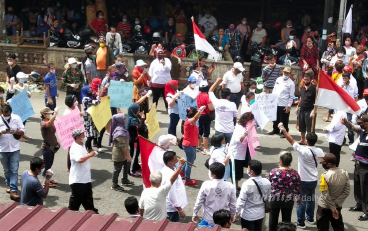 Akibat Penyekatan Jalan, Pedagang Pasar Horas Unjukrasa