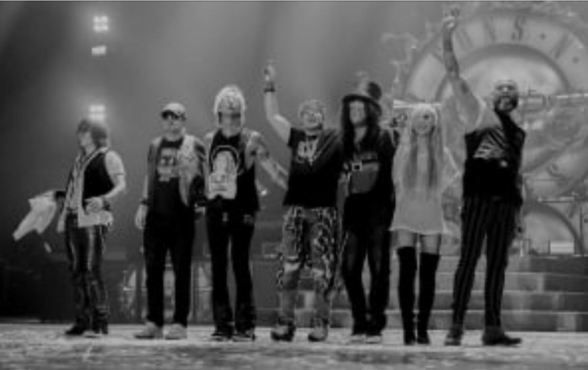 Keterlambatan AXL Rose Membuat Guns N' Roses Tampil Luar Biasa
