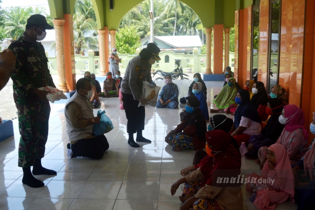 Polresta Deli Serdang dan KSJ Bagi Sembako di Desa Kubah Sentang