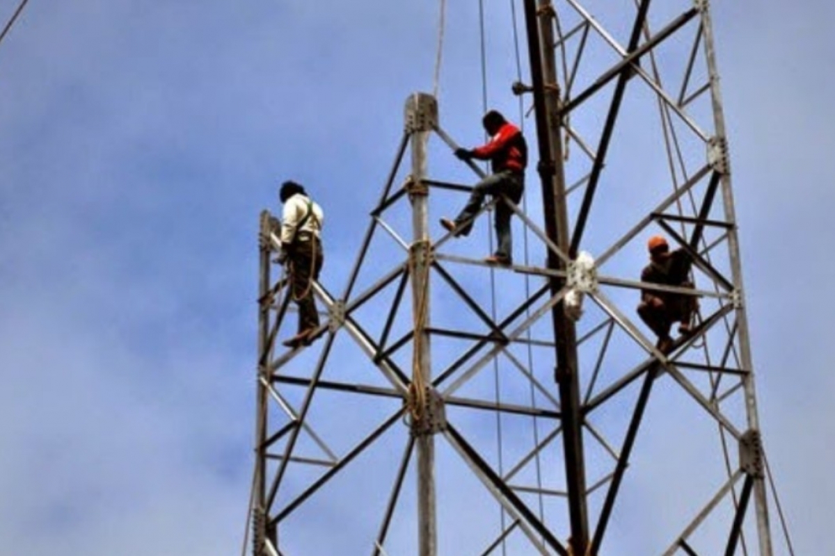 Rintangan Membangun Infrastruktur 'Tol Langit' Sampai Bertaruh Nyawa