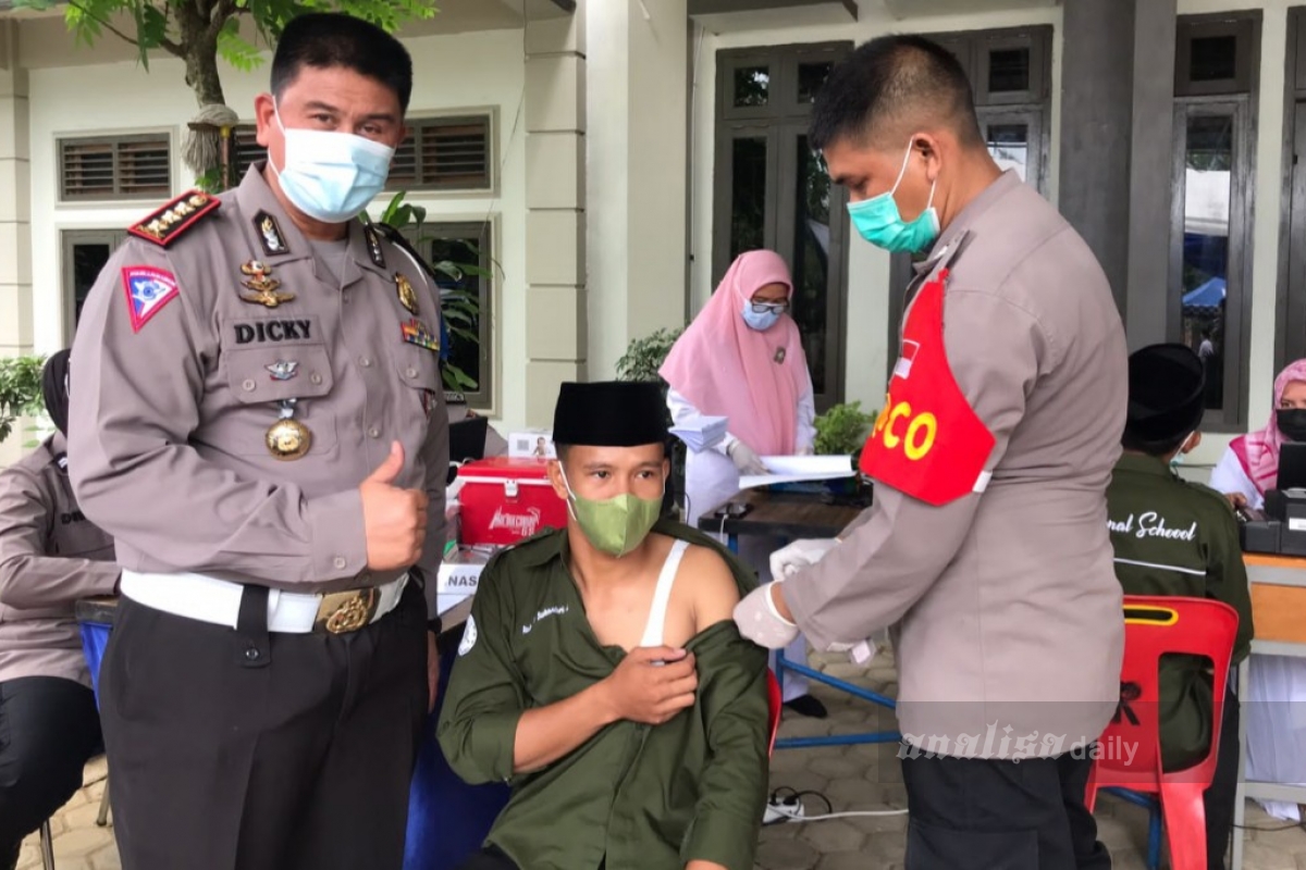Ditlantas Polda Aceh Vaksinasi 160 Santri Dayah Mahyal Ulum Sibreh