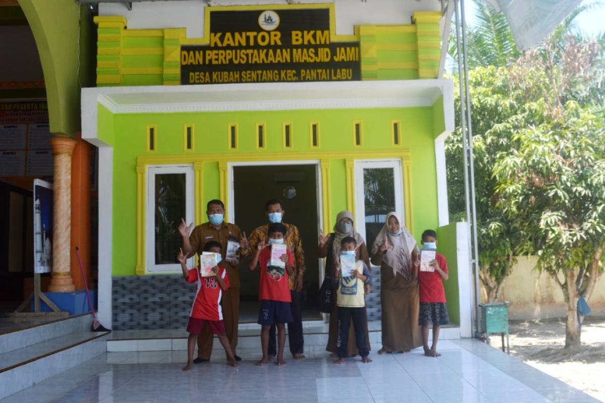 Perpustakaan Masjid Jami Kubah Sentang Terima Hibah Buku