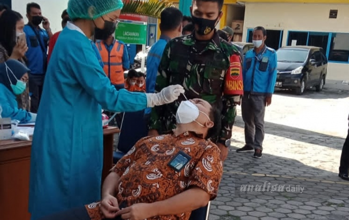 PLN Siantar, Babinsa dan Bhabinkamtibmas Lakukan Swab Massal