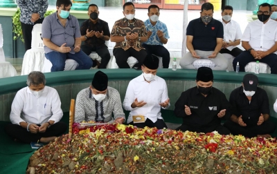 Erick Thohir dan Lutfi Ziarah ke Makam Haji Anif