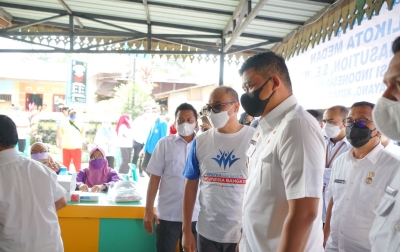 Bobby Temui dan Tenangkan Warga yang Mengeluh Tak Dapat Vaksin Covid-19