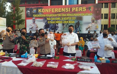 FOTO: Polda Sumut Rilis Kasus Perampokan Bersenjata Api di Toko Emas