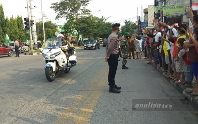 Tiba di Medan, Presiden Jokowi Disambut Lambaian Bendera