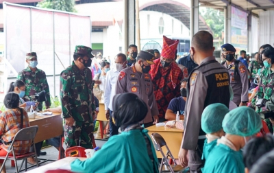 Gelar Vaksinasi di Pasar Induk, Panglima TNI dan Kapolri Apresiasi Bobby Nasution