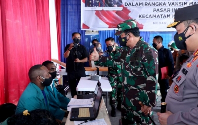 Panglima TNI ke Pedagang Pasar di Medan: Terima Kasih Sudah Ikut Vaksinasi