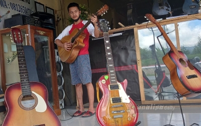 Gitar Sipoholon Tetap Eksis di Tengah Perkembangan Zaman dan Teknologi