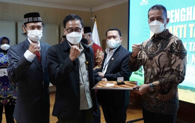 Musa Rajekshah Terima Penghargaan Lencana Adhi Bhakti Tani Nelayan