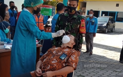 PLN Siantar, Babinsa dan Bhabinkamtibmas Lakukan Swab Massal