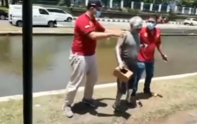 Seorang Pensiunan Polisi Mengemis Jadi Manusia Silver