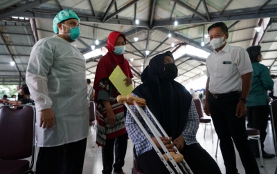 Rektor USU Berdialog dengan Mahasiswa yang Antusias Vaksin Meski Baru Kecelakaan