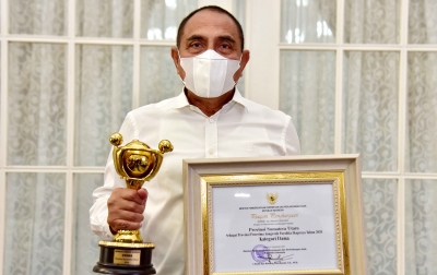 Edy Rahmayadi Terima Anugerah Parahita Ekapraya