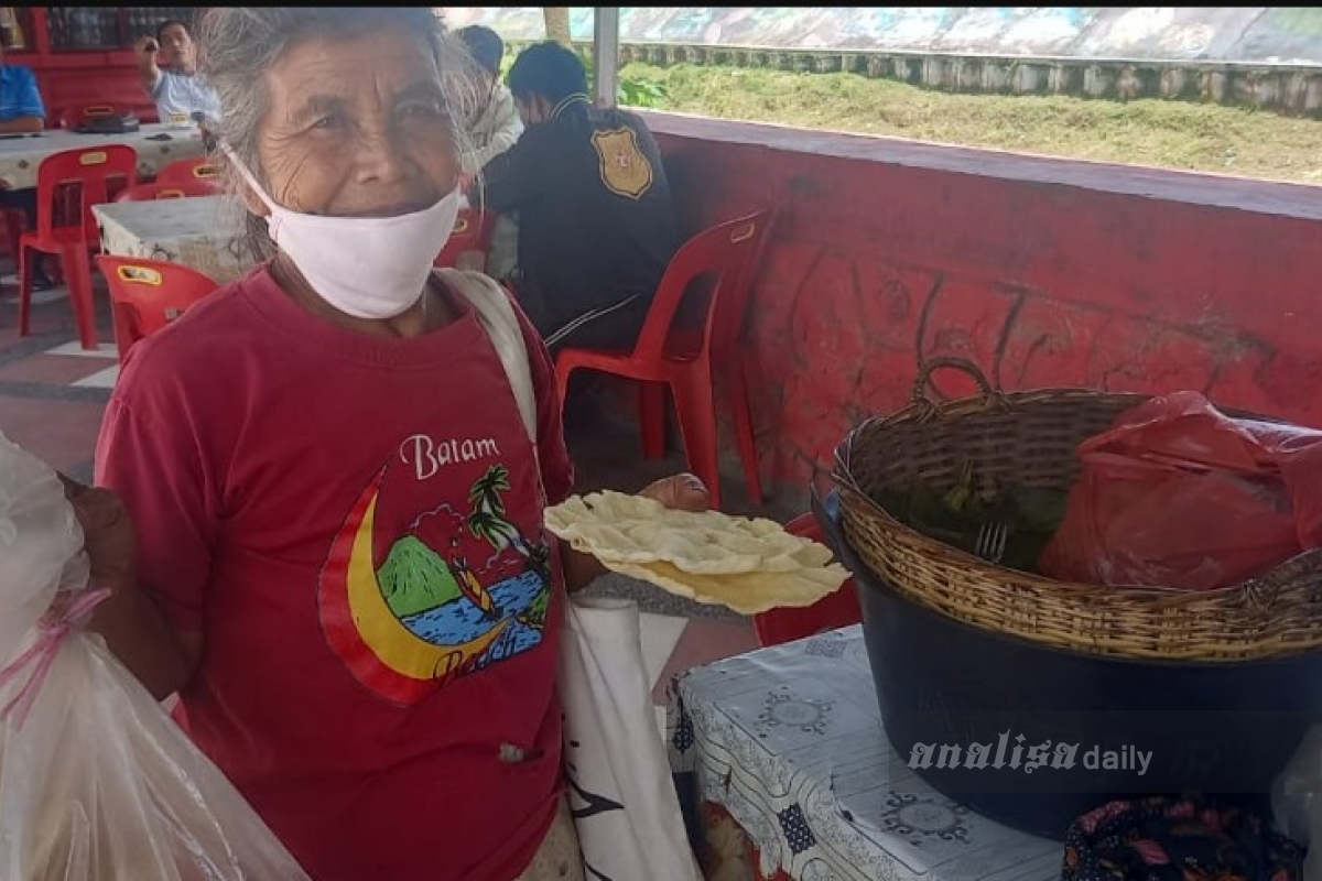 Kisah Nenek Pedagang Opak Singkong dari Sipoholon