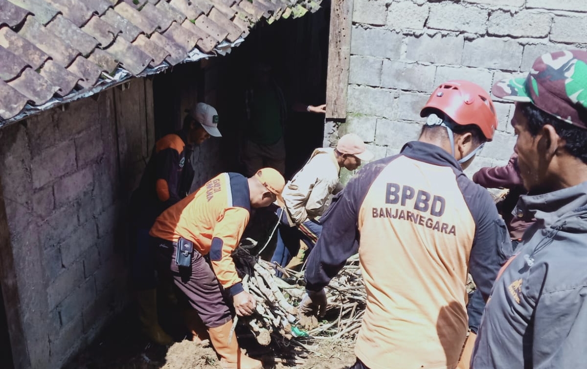 Tim Gabungan Lakukan Upaya Penanganan Longsor di Banjarnegara