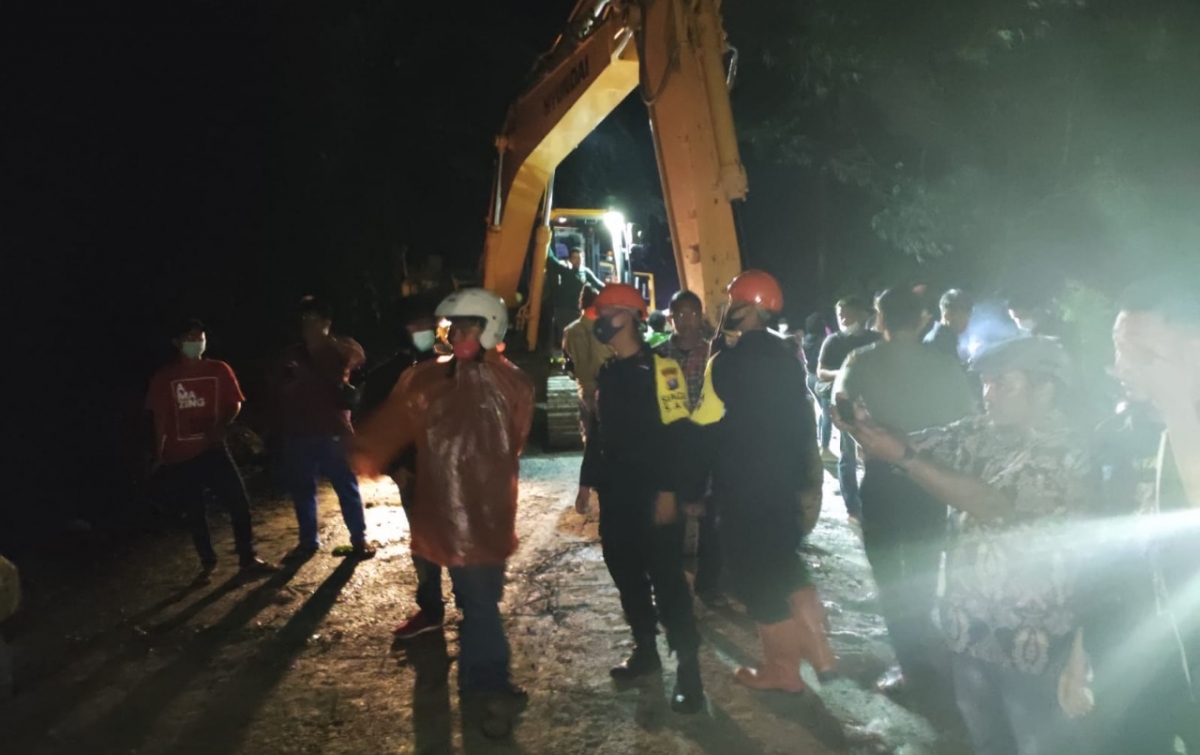 Brimob Bantu Proses Evakuasi Korban Longsor Di Sibolangit - Sumut ...