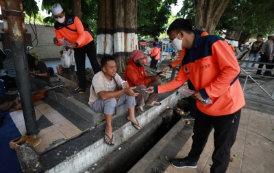 BNPB Bagikan 1.000 Masker Kepada Pelaku UMKM dan PKL di Mataram