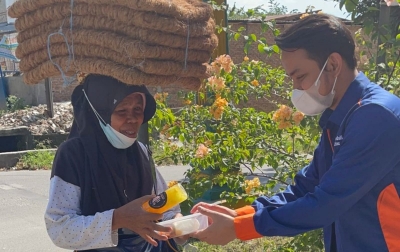 Aksi Jumat Berkah, Komunitas Kami Peduli Sekitar Bagikan 150 Paket Makan-Minum Gratis