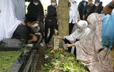 Almarhum Shaula Arindianti Dimakamkan di Komplek Masjid Al Abror