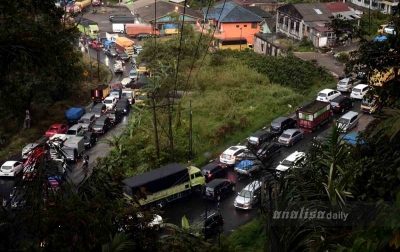Foto: Jalur Medan-Berastagi Macet Panjang