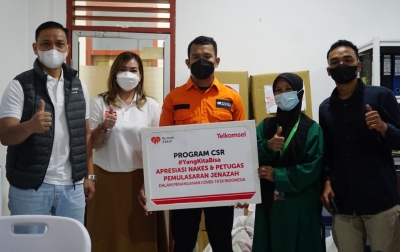 Telkomsel dan Rumah Zakat Salurkan APD hingga Sembako ke Nakes serta Pemulasaraan Jenazah Covid-19 