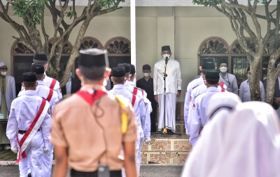 Pertama Kali Pakai Sarung Jadi Inspektur Upacara, Ini Kata Edy Rahmayadi