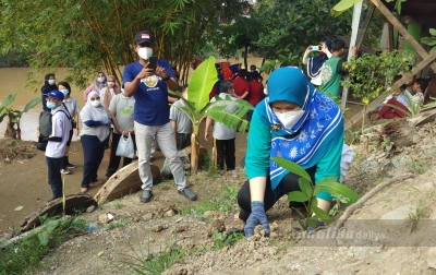 Kurangi Emisi Karbon, Puspa Sumut Tanam Ribuan Bibit Pohon di Bantaran Sungai Denai