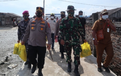 Kapolres Batubara dan Alumni Akabri 90' Seberangi Laut Terobos Daerah Terisolir