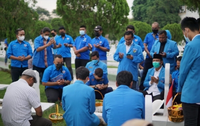 Peringati Sumpah Pemuda, KNPI Sumut Ziarah ke Makam Pahlawan dan Baksos