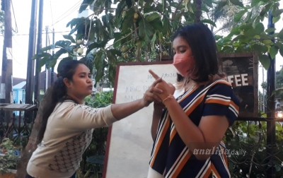 Catherine Perangin-angin Senang Mengajarkan Bahasa Isyarat