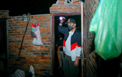 Gerak Cepat Bobby Pantau Rumah Warga Korban Puting Beliung di Denai Tengah Malam