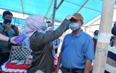 Rosmaida Belikan Topi untuk Darma Wijaya di Pasar Rakyat Sei Rampah