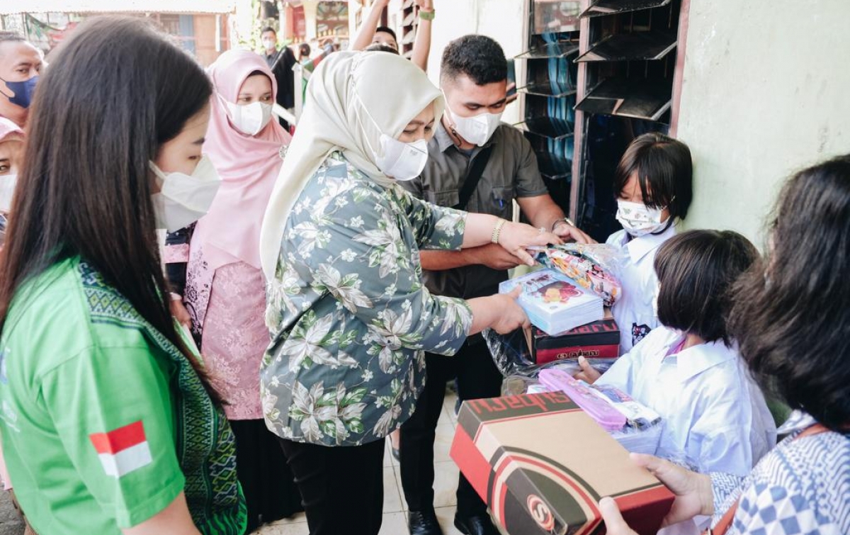 Grab Kolaborasi PKK Sumut Salurkan Paket Sembako, Alat Kesehatan, dan Peralatan Sekolah