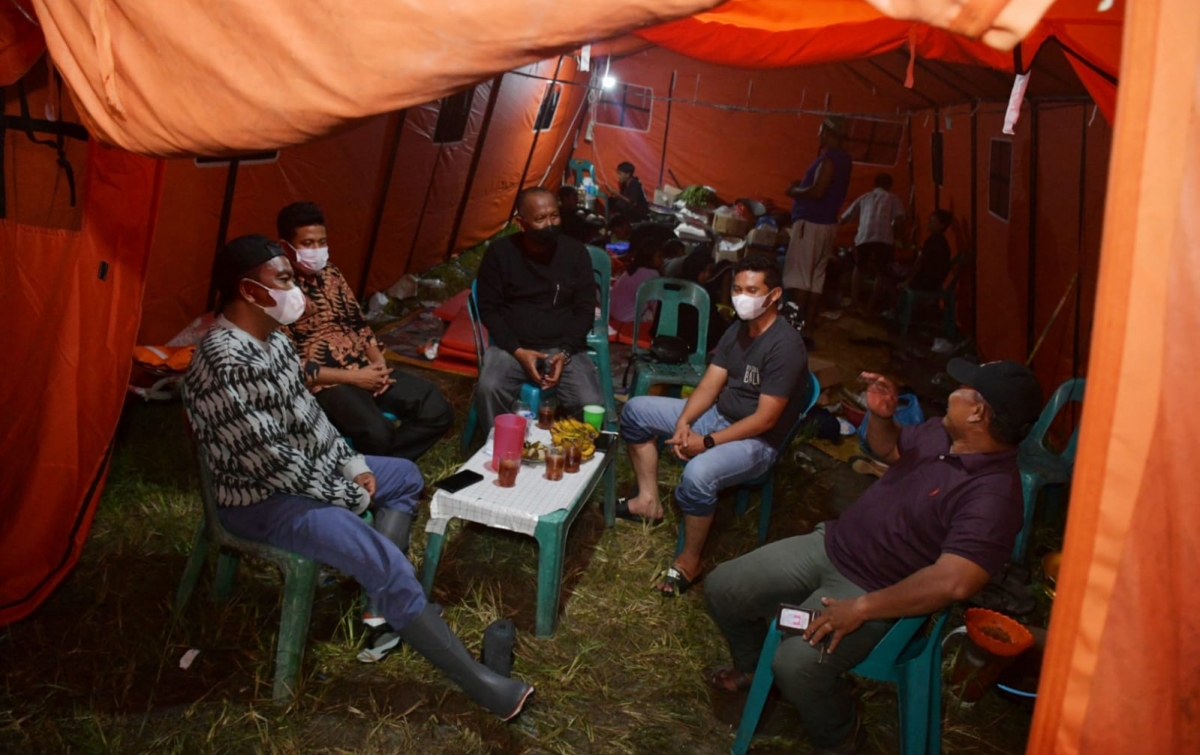 Kunjungi Posko Banjir Malam Hari, Bupati Sergai Ingatkan Warga Waspada Air Naik