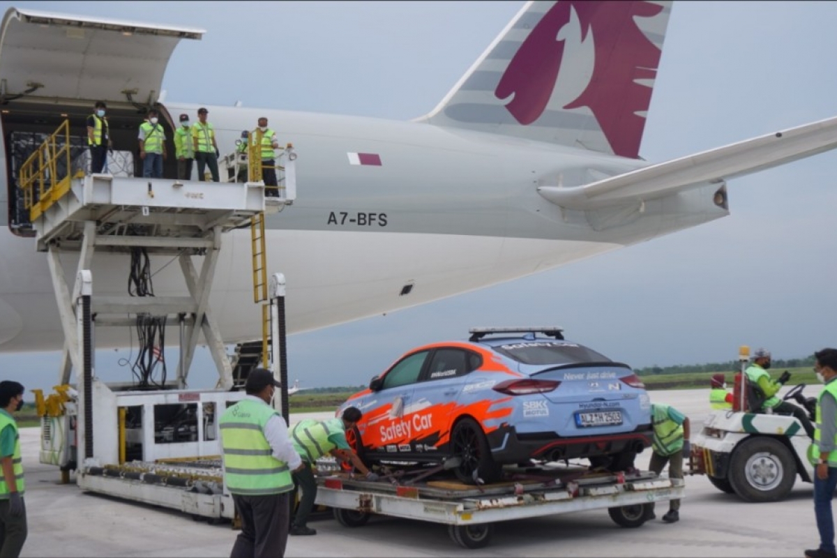 Pesawat Pengangkut Logistik WSBK 2021 Tiba di Bandara Lombok