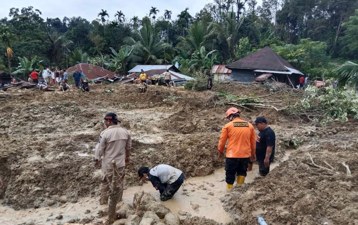 Belasan Rumah Tertimbun Longsor di Desa Kinangkung Sibolangit