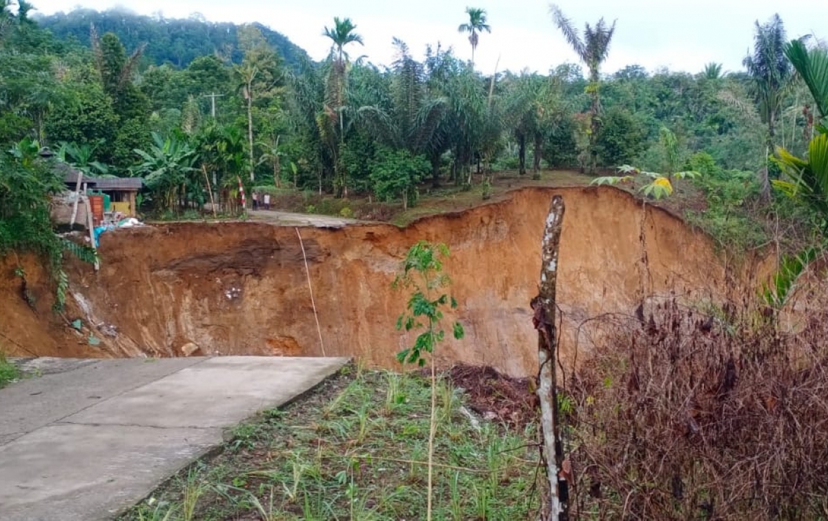 Jalan di Desa Buluhawar Sibolangit Longsor Sepanjang 50 Meter