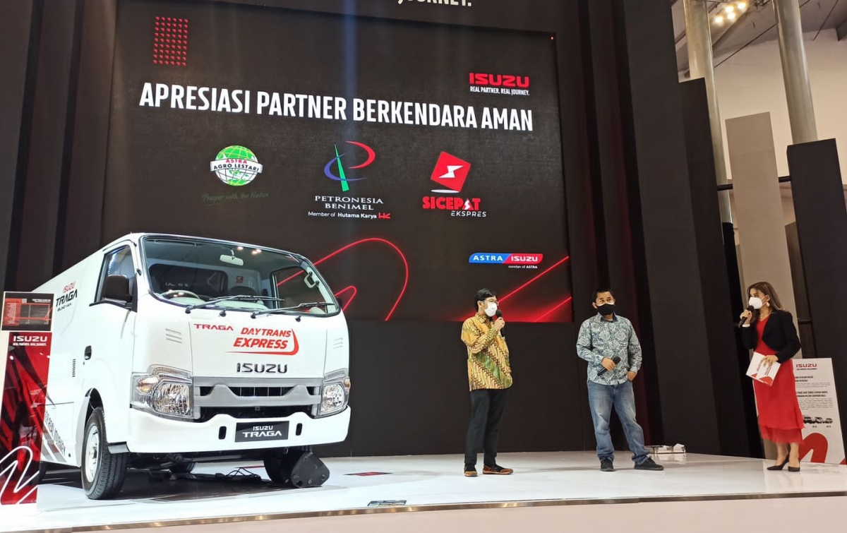 Isuzu Berikan Apresiasi Keselamatan Berkendara ke Mitra Bisnis