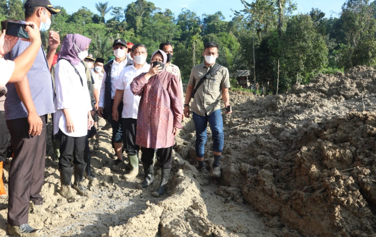 Instruksikan Pendirian Lumbung Sosial di Lokasi Longsor, Risma: Sebagai Cadangan Makanan