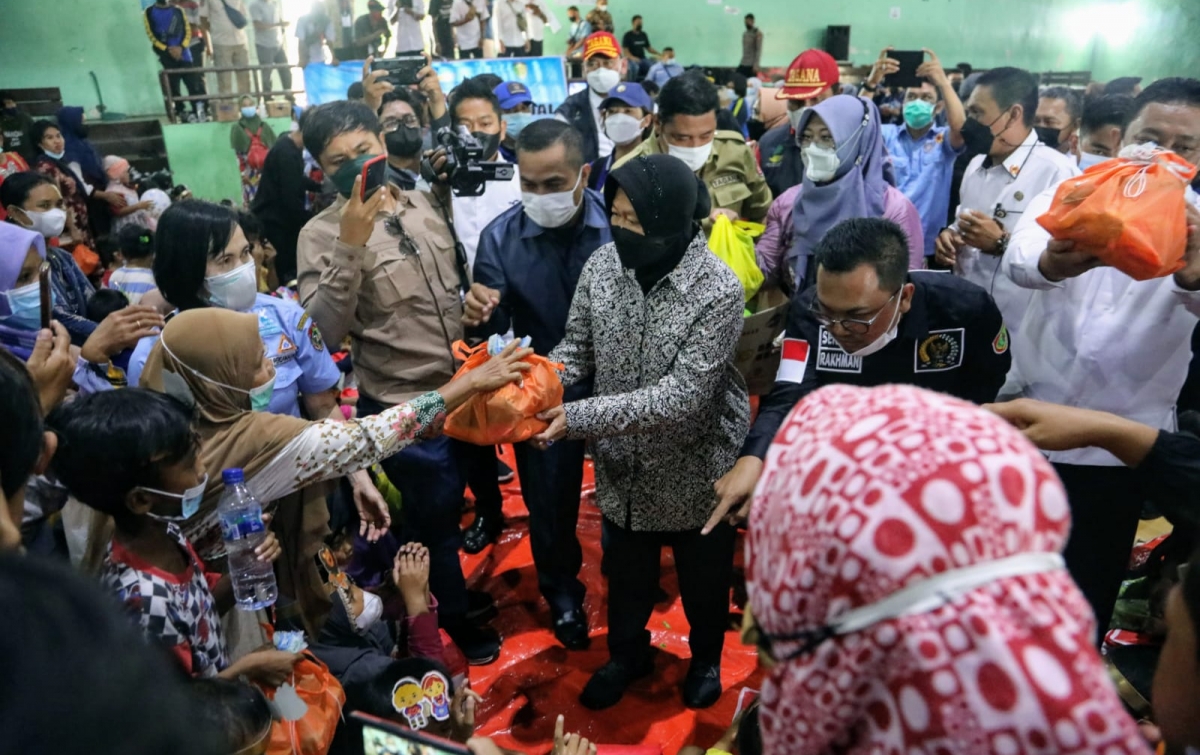 Kunjungi Korban Banjir Palangkaraya, Mensos Instruksikan Pendirian Lumbung Sosial