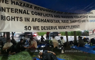 Pengungsi Afganistan Bertahan di Depan Kantor UNHCR