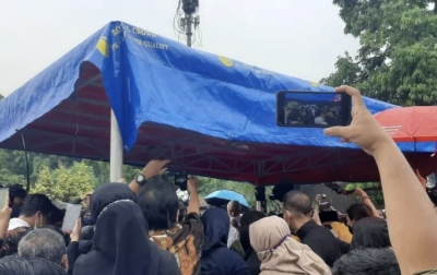 Jenazah Vanessa Angel dan Suami Dimakamkan di TPU Ulujami Pesanggrahan Jakarta Selatan