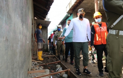 Pastikan Berjalan Baik, Bobby Tinjau Pembetonan Gang Lomba Medan Deli