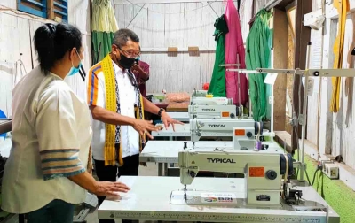 Maknai Hari Pahlawan, Wanita Ini Bagikan Keahlian Jahit Untuk Warga Sekitar