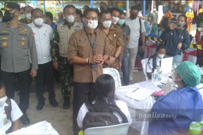 Sandiaga Uno Tinjau Vaksinasi Massal di Desa Wisata Lumban Bulbul