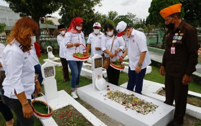 Partai Perindo Tabur Bunga di Taman Makam Pahlawan Medan